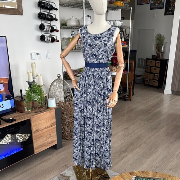 Romantic Vineyard Vines Elegant Blue Floral Maxi Dress - Picture 4 of 12